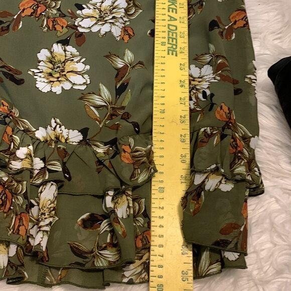 Size medium floral BoHo dress. Two rows of ruffles at the bottom and one - Picture 6 of 9